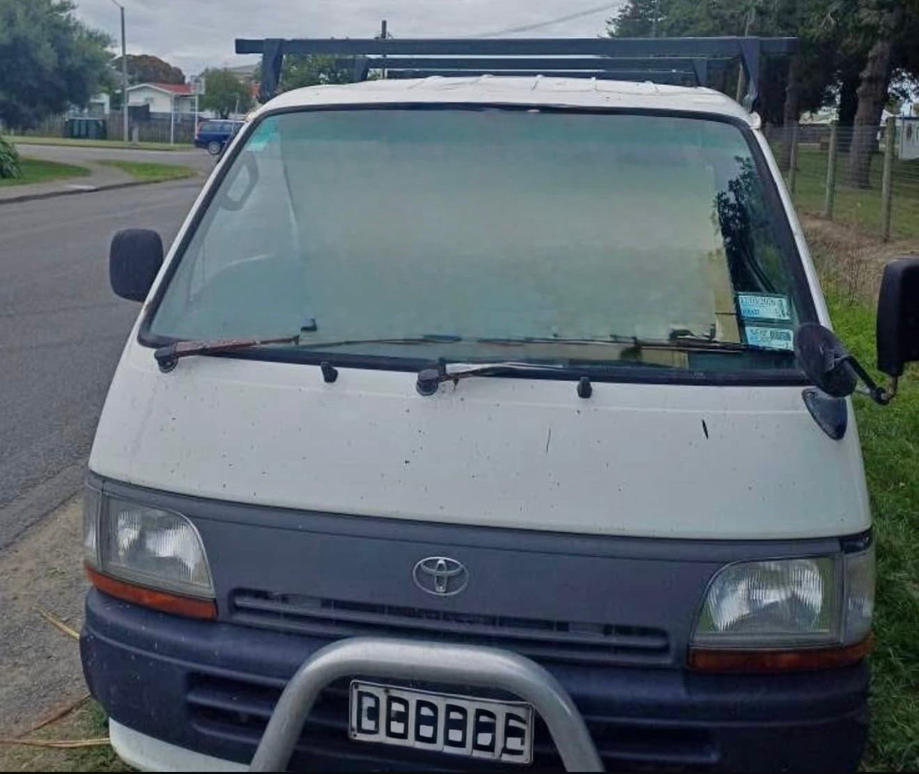 1995 Toyota HIACE — photo 1